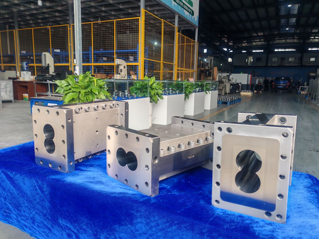 قالب‌های CTE 75 بشکه‌ای سفارشی برای دستگاه اکسترودر دوپیچ در خط اکستروژن پلاستیک